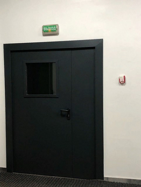 Дверь противопожарная полуторная черного цвета